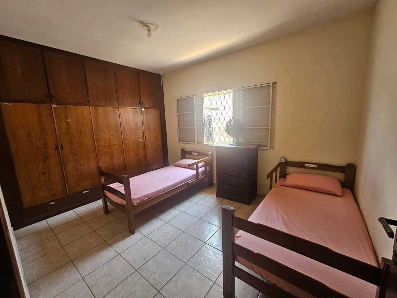 Quarto com guarda-roupa amplo e camas individuais