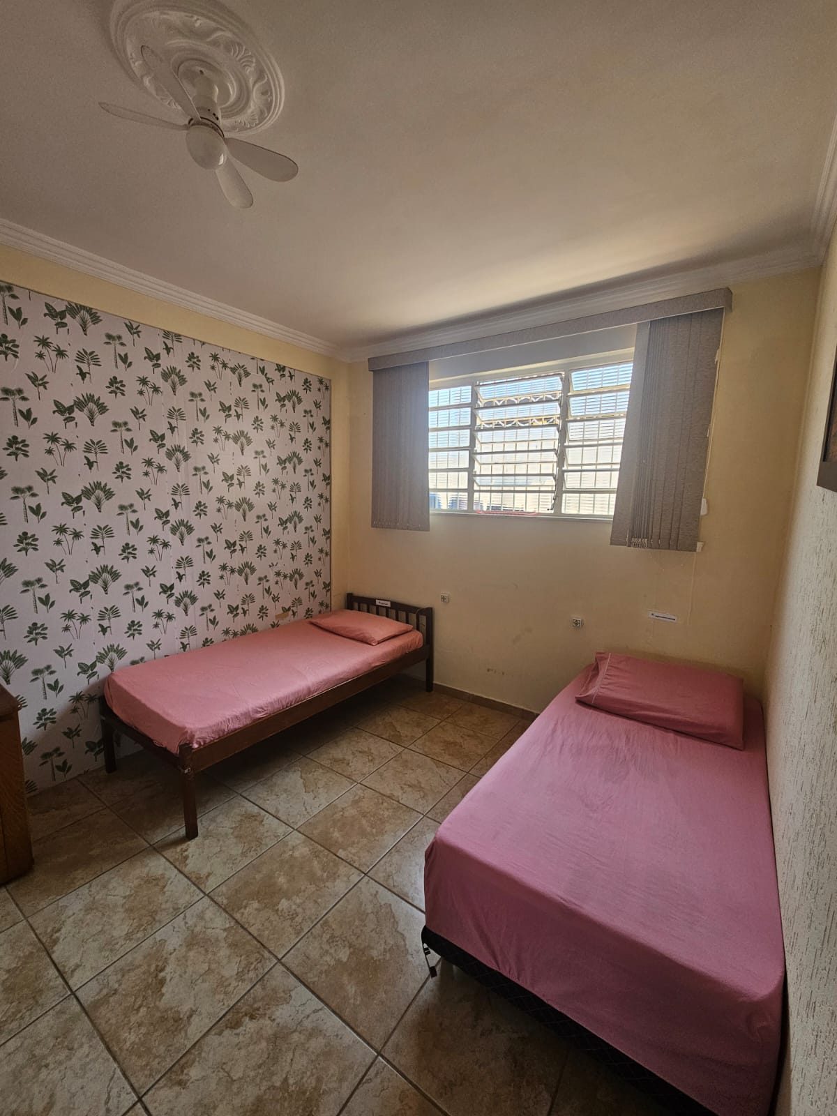 Quarto arejado com papel de parede e ventilador de teto