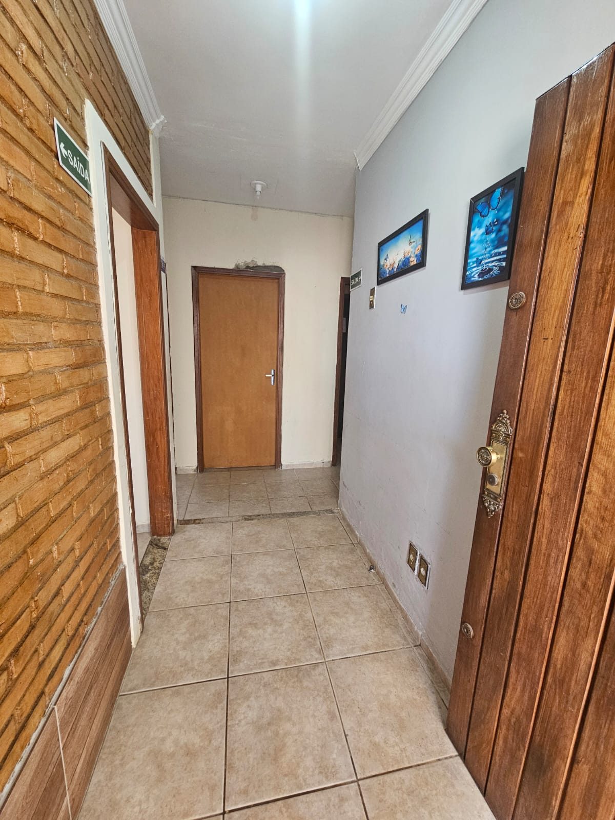 Corredor interno sinalizado e organizado